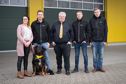 Fam-Dingmann_500x333px Mantel, Jacke, Leute, Person, Hosen