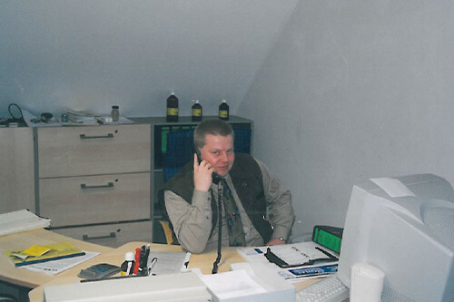 Firmengründung_1999_500x333px Tabelle, Schreibtisch, Erwachsener, Mann, Person